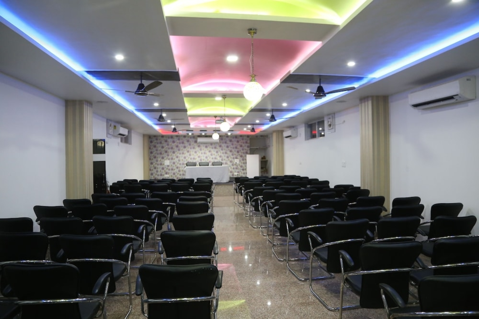 Hotel Dhanraj Palace