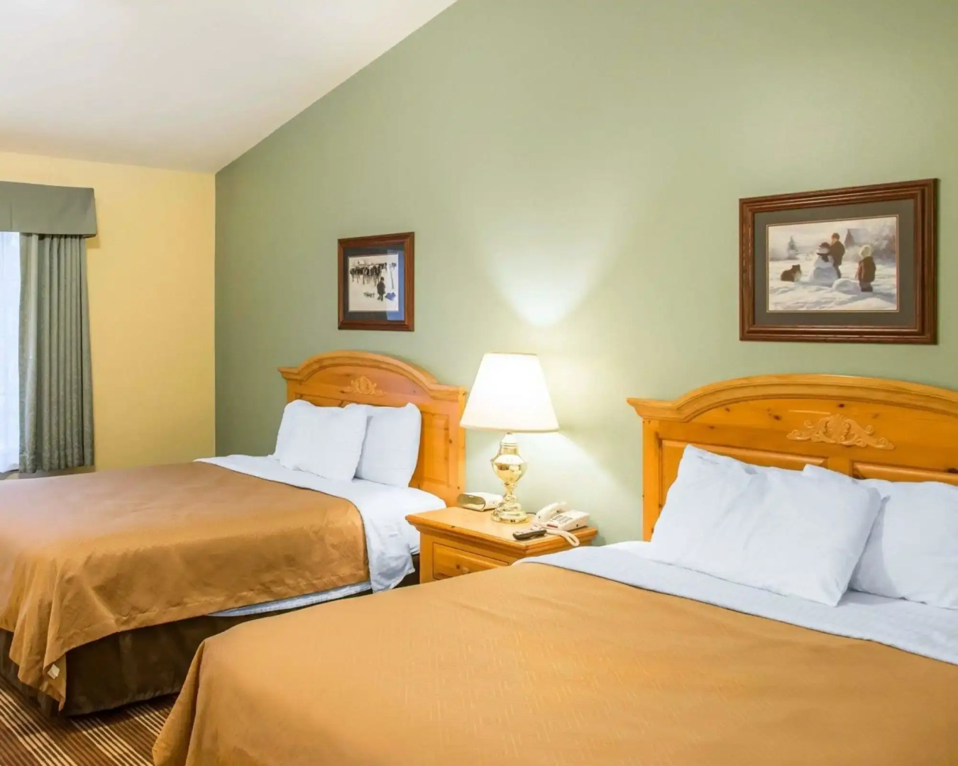 Econo Lodge Inn & Suites