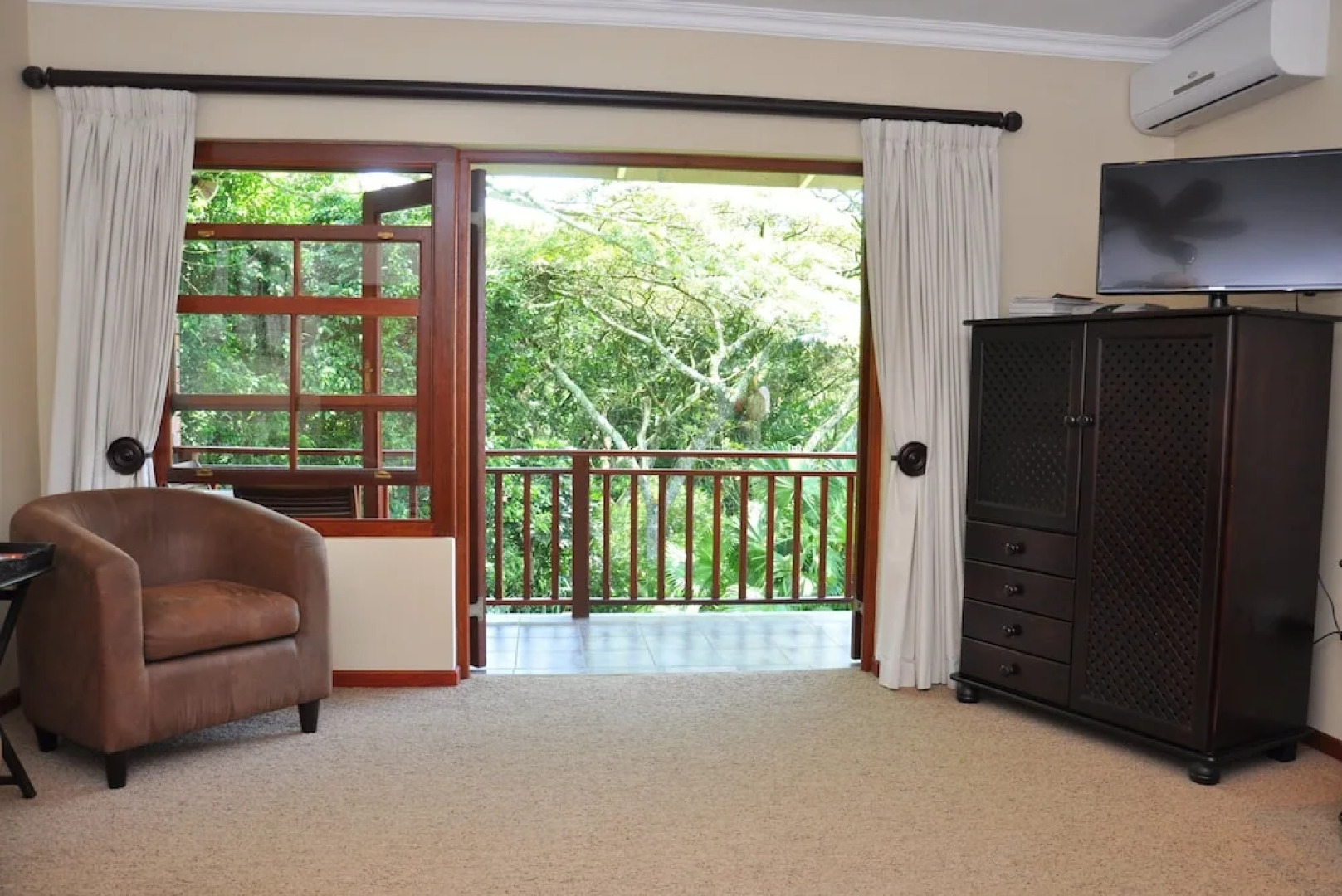 Birds of paradise B&B