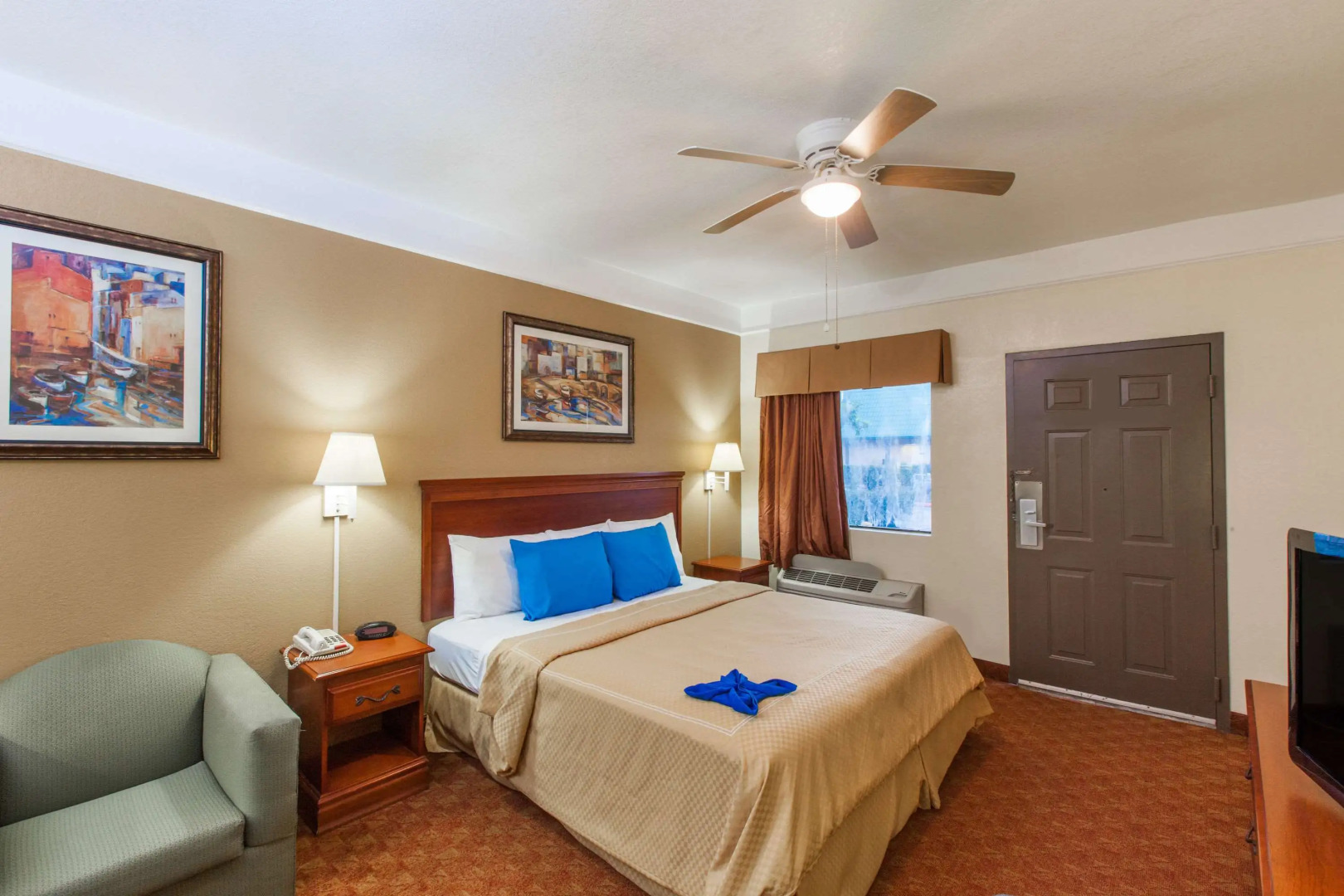 Days Inn & Suites by Wyndham Webster NASA-ClearLake-Houston