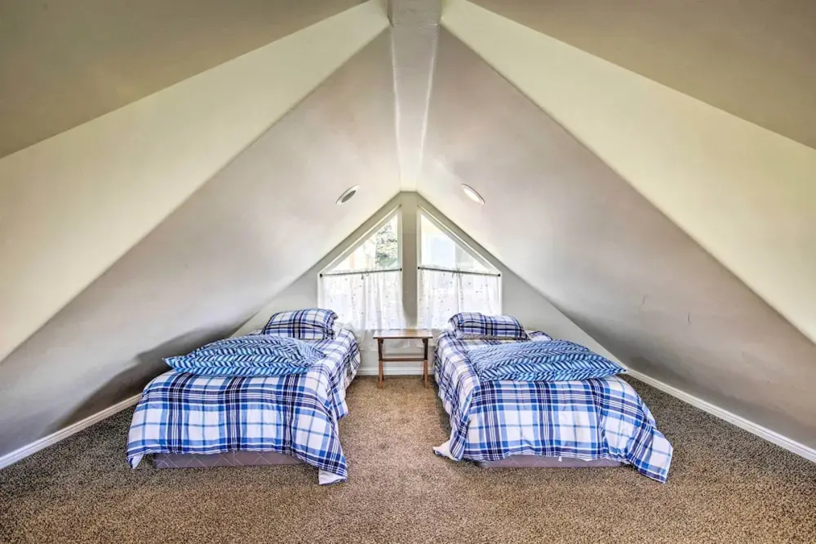 Oceanfront Cottage W/deck & Secluded Beach Access!