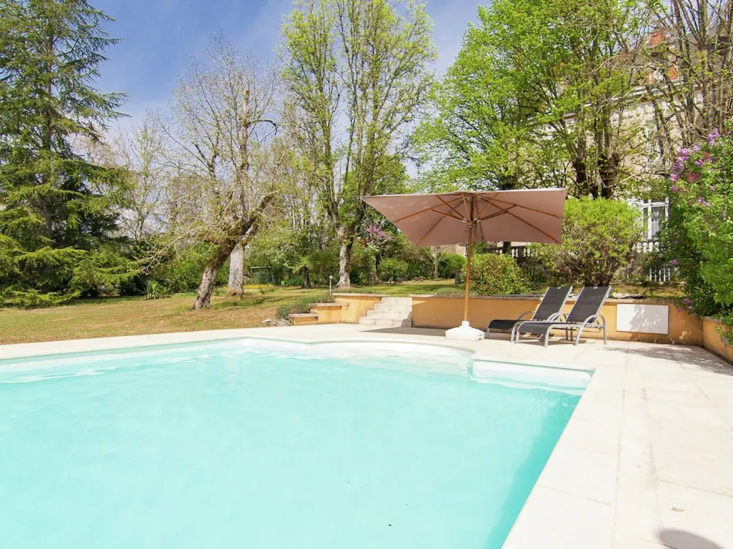 Charming Mansion in Brouchaud With Swimming Pool