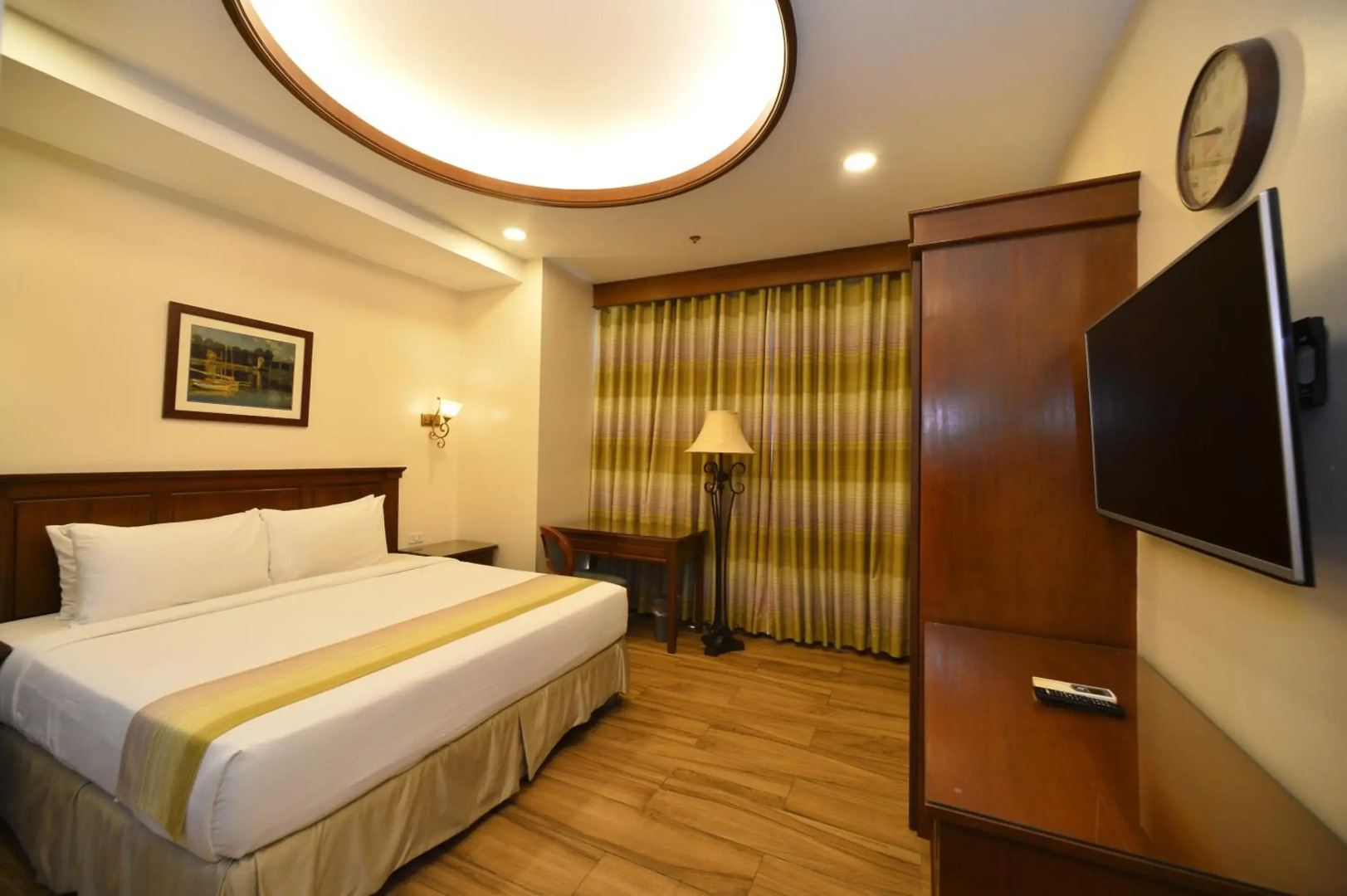 Paragon Hotel and Suites