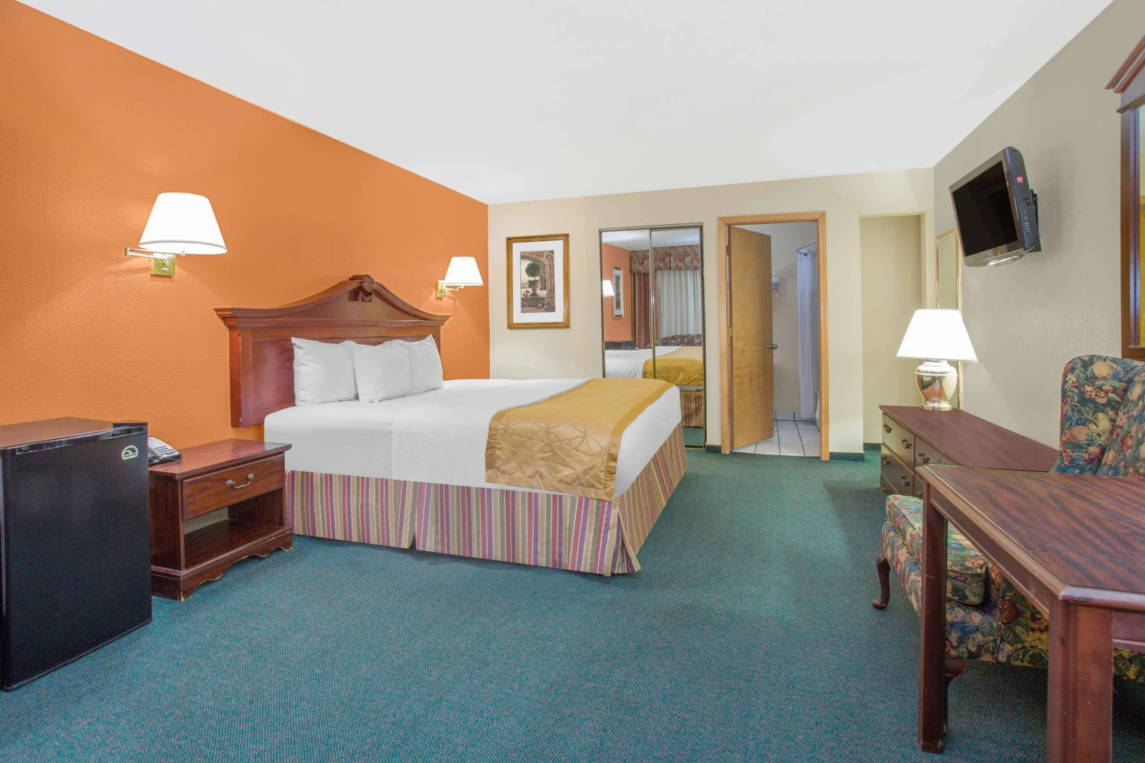 Days Inn & Suites by Wyndham Red Rock-Gallup