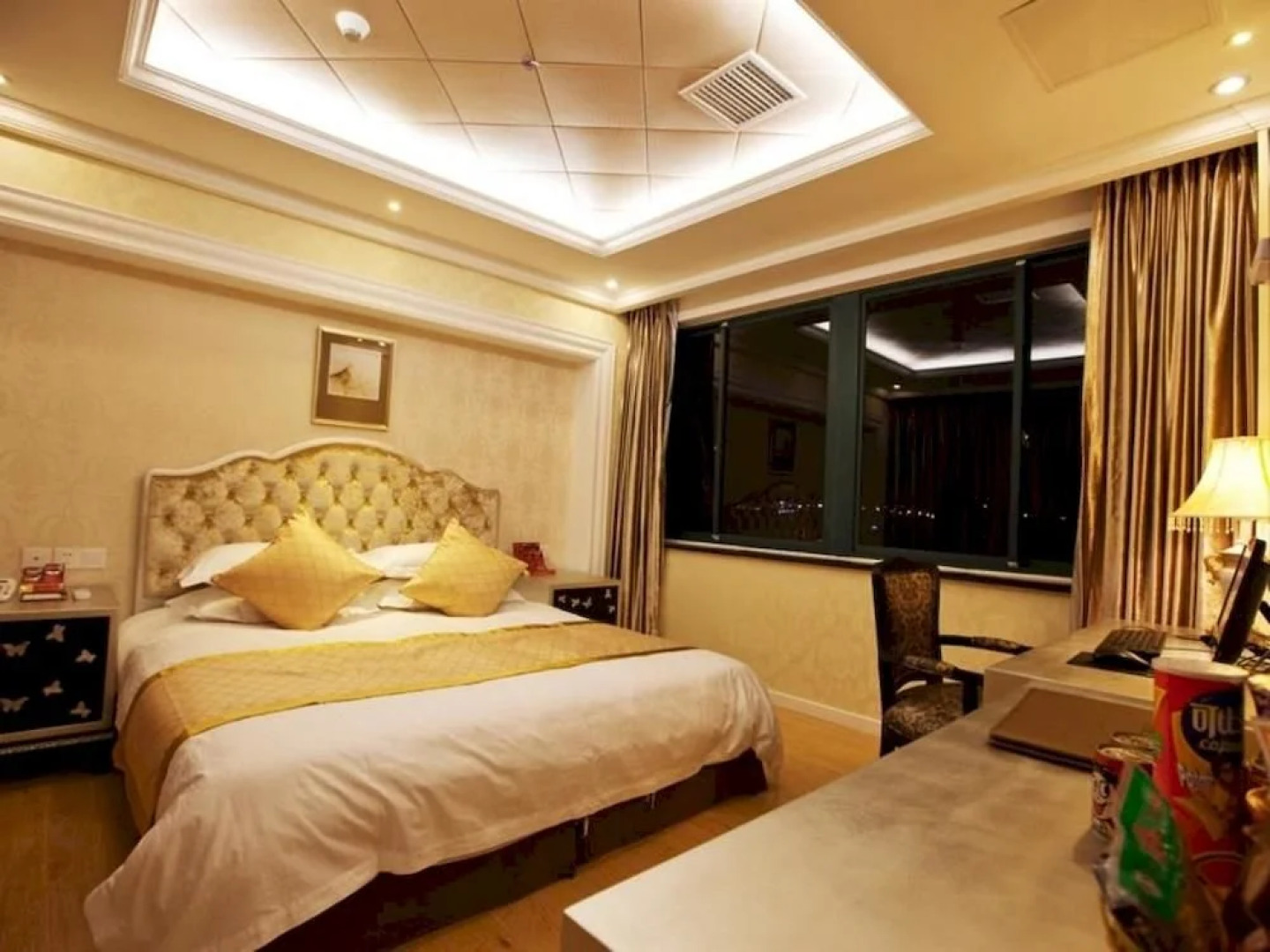 Jiaxing Donghong Noble Business Hotel