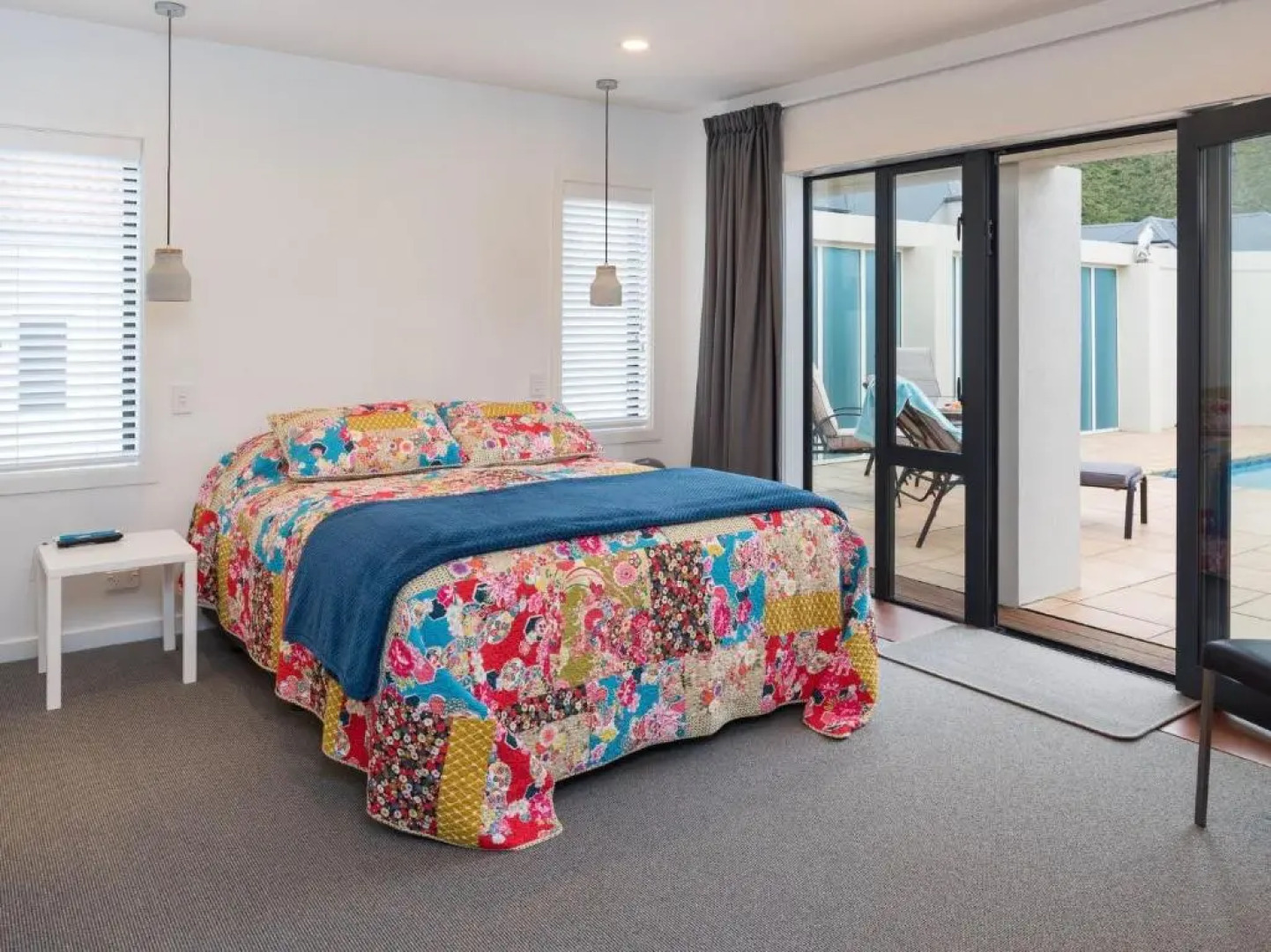 Poolside Retreat - Picton Holiday House Waikawa