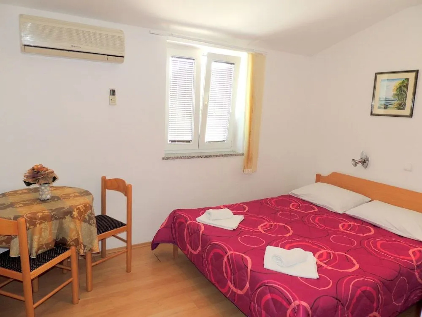 Apartment and rooms Brzac