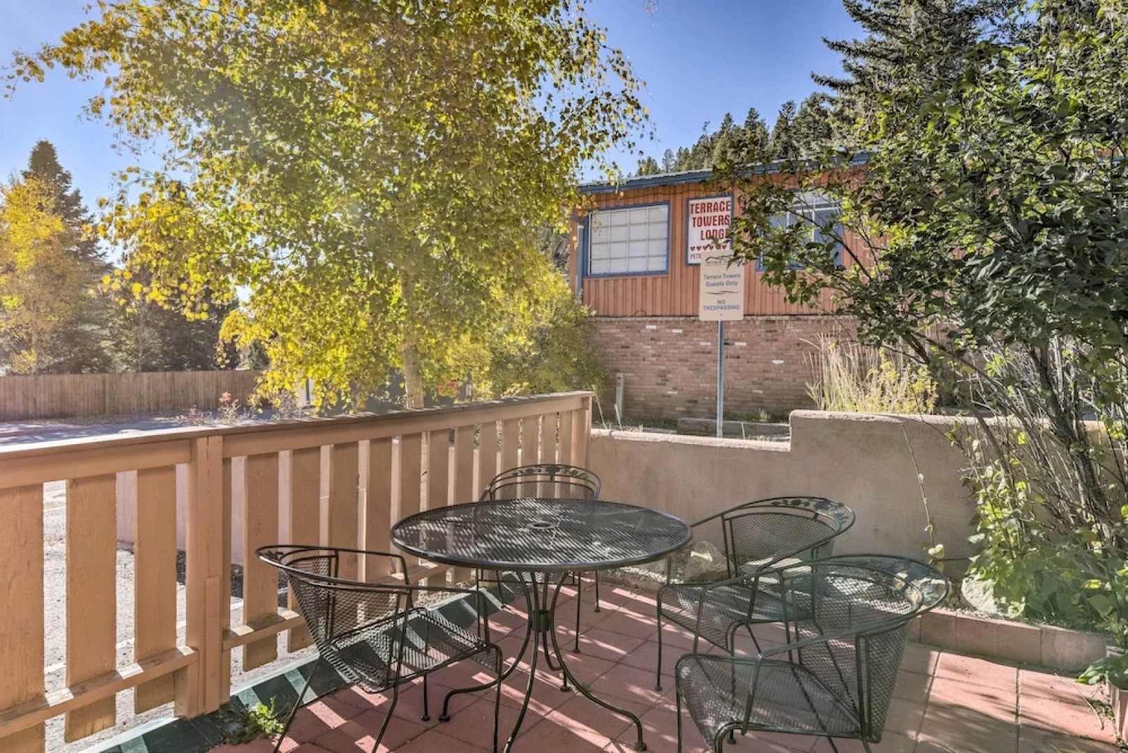 Walk to Ski Slopes! Red River Condo w/ Fireplace