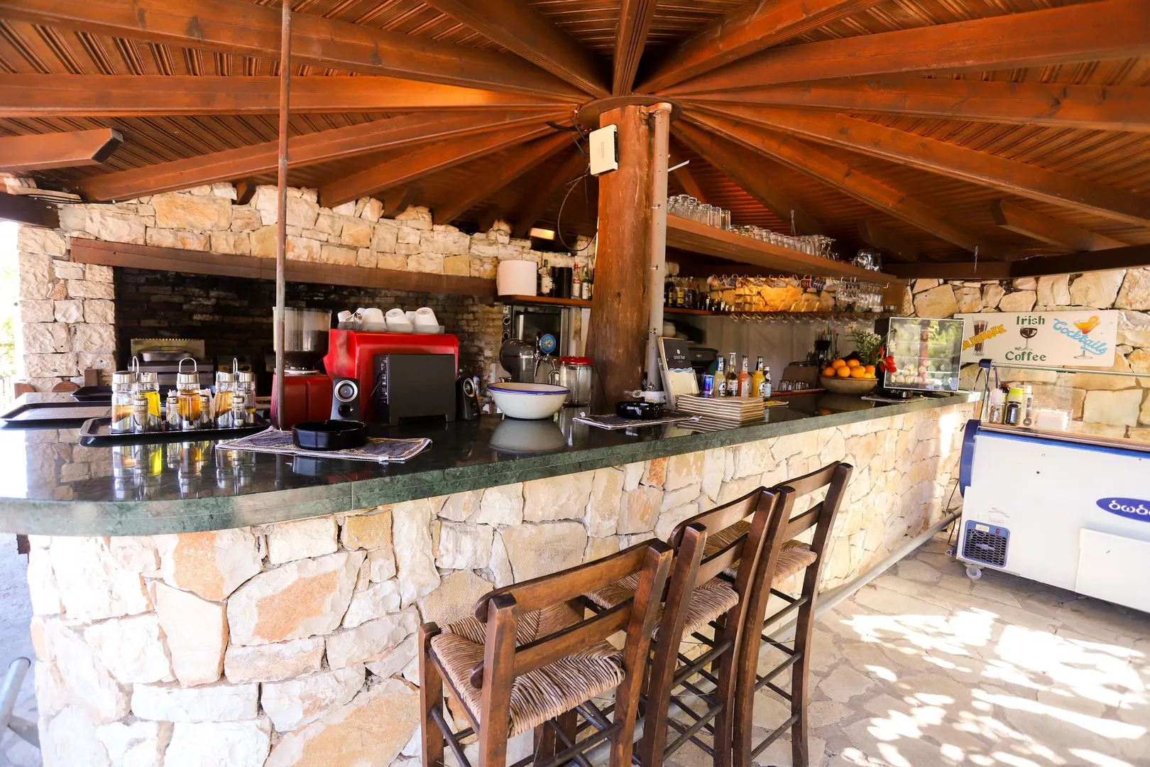 Bastas Hotel & Studios