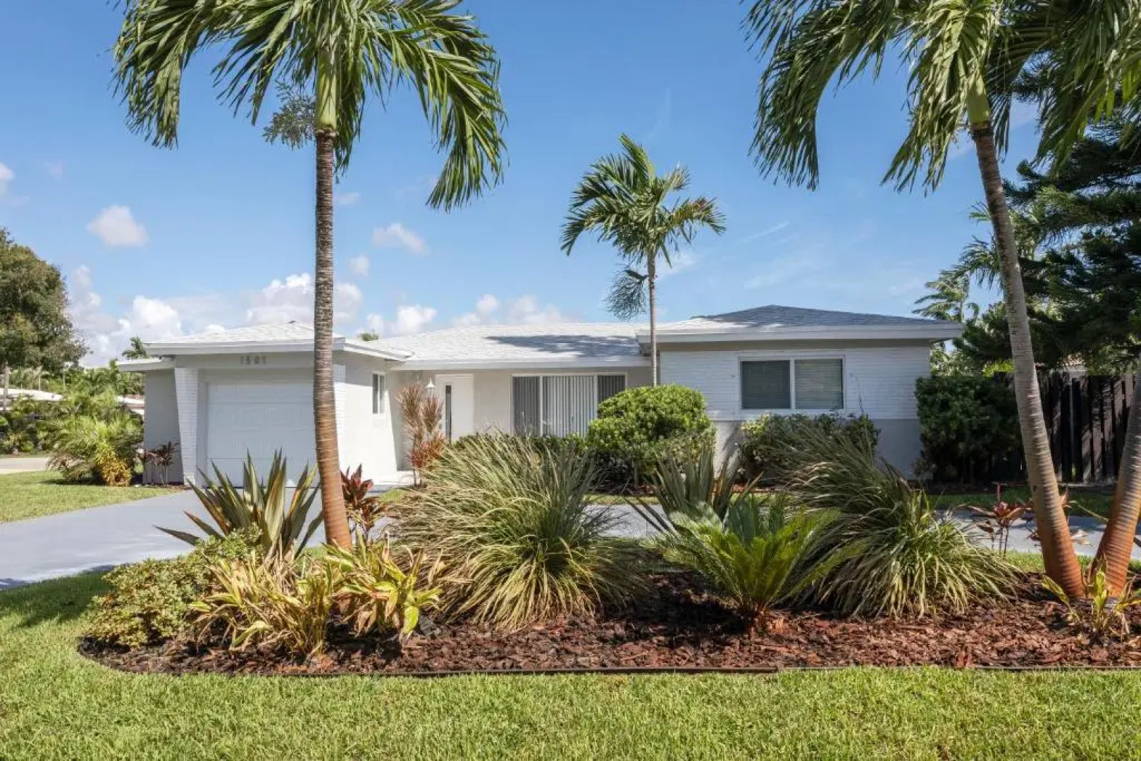 Amazing! 3br 2ba Sofa Bed, Near Beach, Heated Pool, Full Kitchen, WiFI, Patio, BBQ, Private Yard, Peaceful Neighborhood