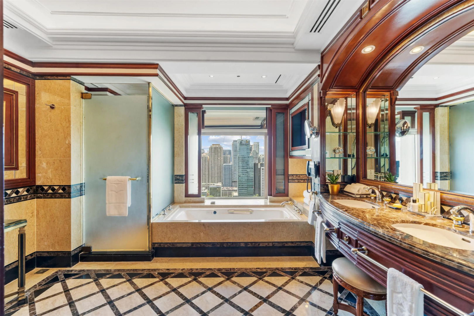 Makati Shangri-La, Manila