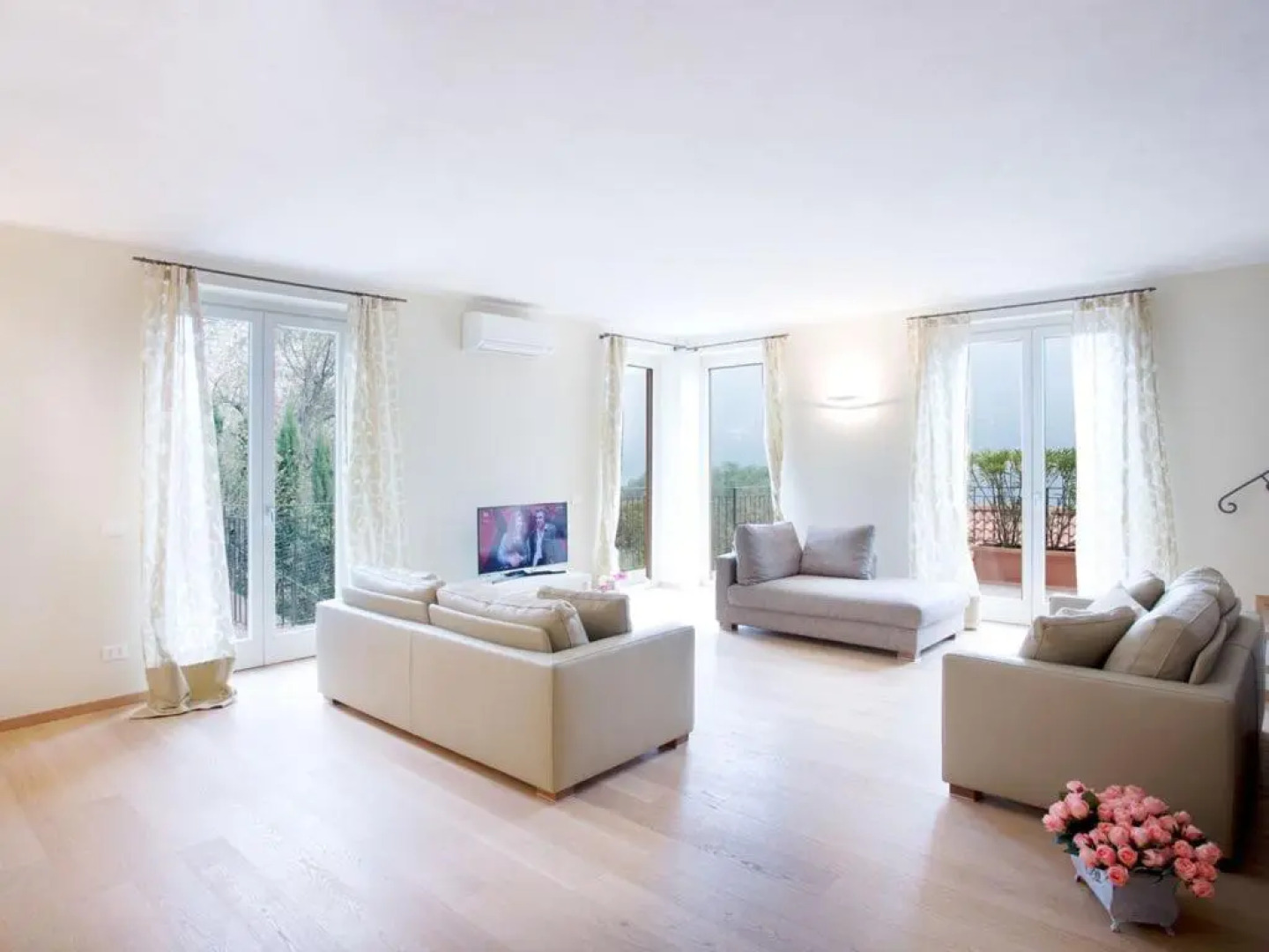 State of the Art Home Suite with 180° Panoramic Lake View, Pool, Sauna & Jacuzzi