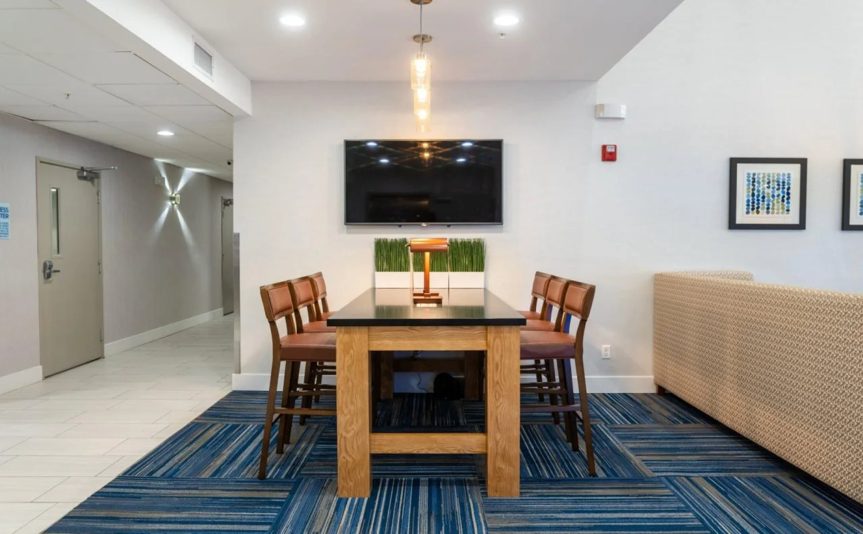 Holiday Inn Express & Suites Lake Forest by IHG