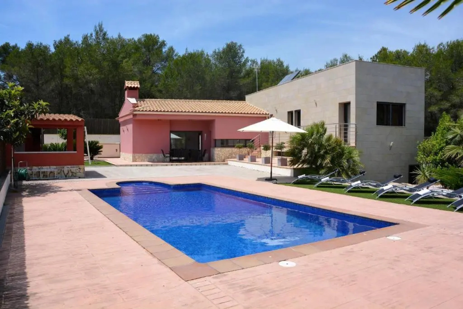 Villa Sitges La Calma 10 minutes drive Sitges 2 minutes walk Garraf Park AC