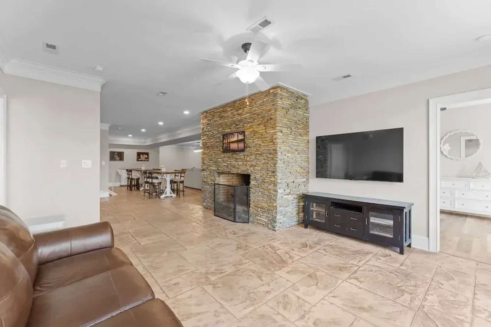 Sunset Pointe by Avantstay Waterfront Beach Fire Pit Sleeps 14 5bdr 4BA