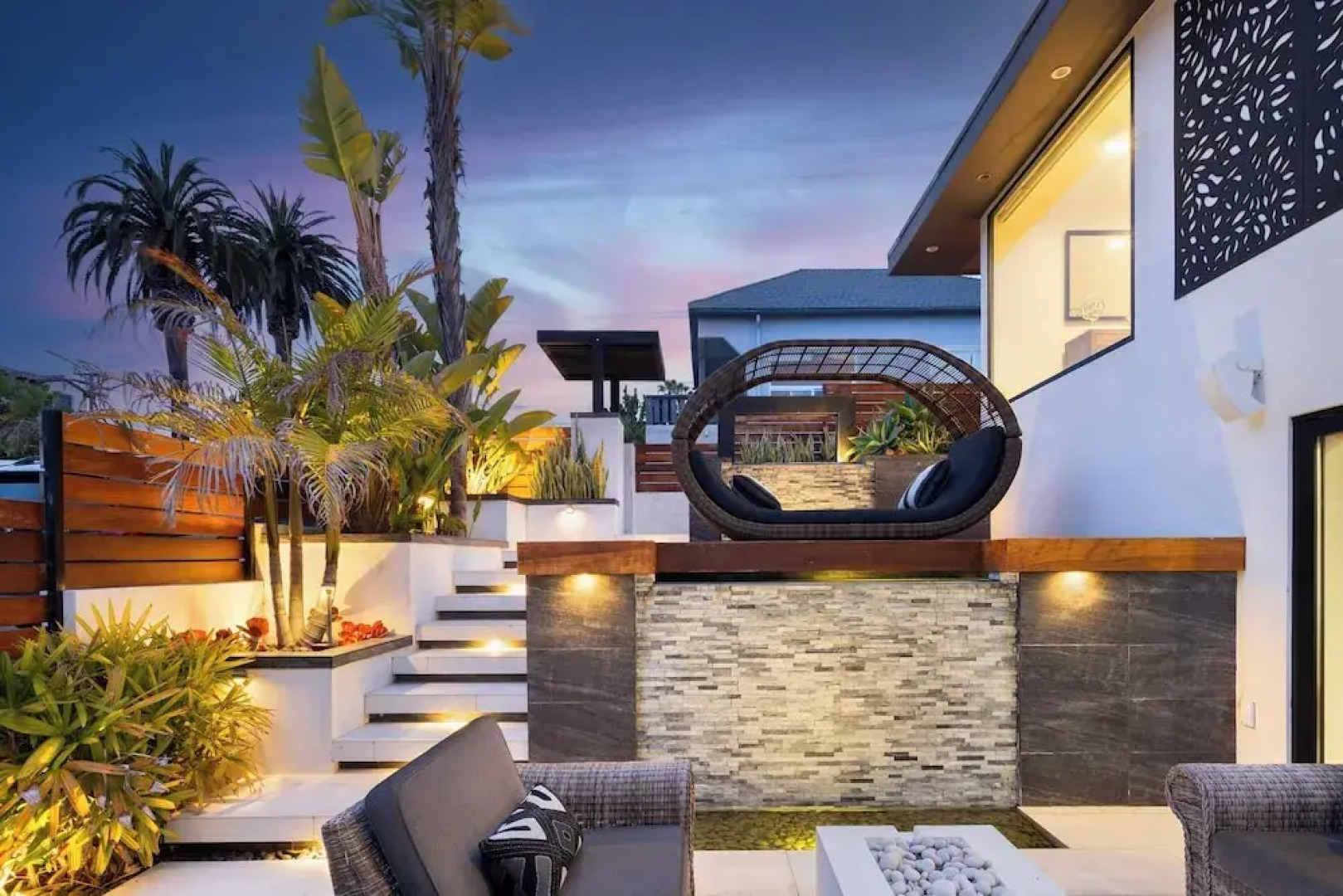 Steps to Beach+shops, Oceanview, Hot Tub+firepit Moonlight Modern by Avantstay