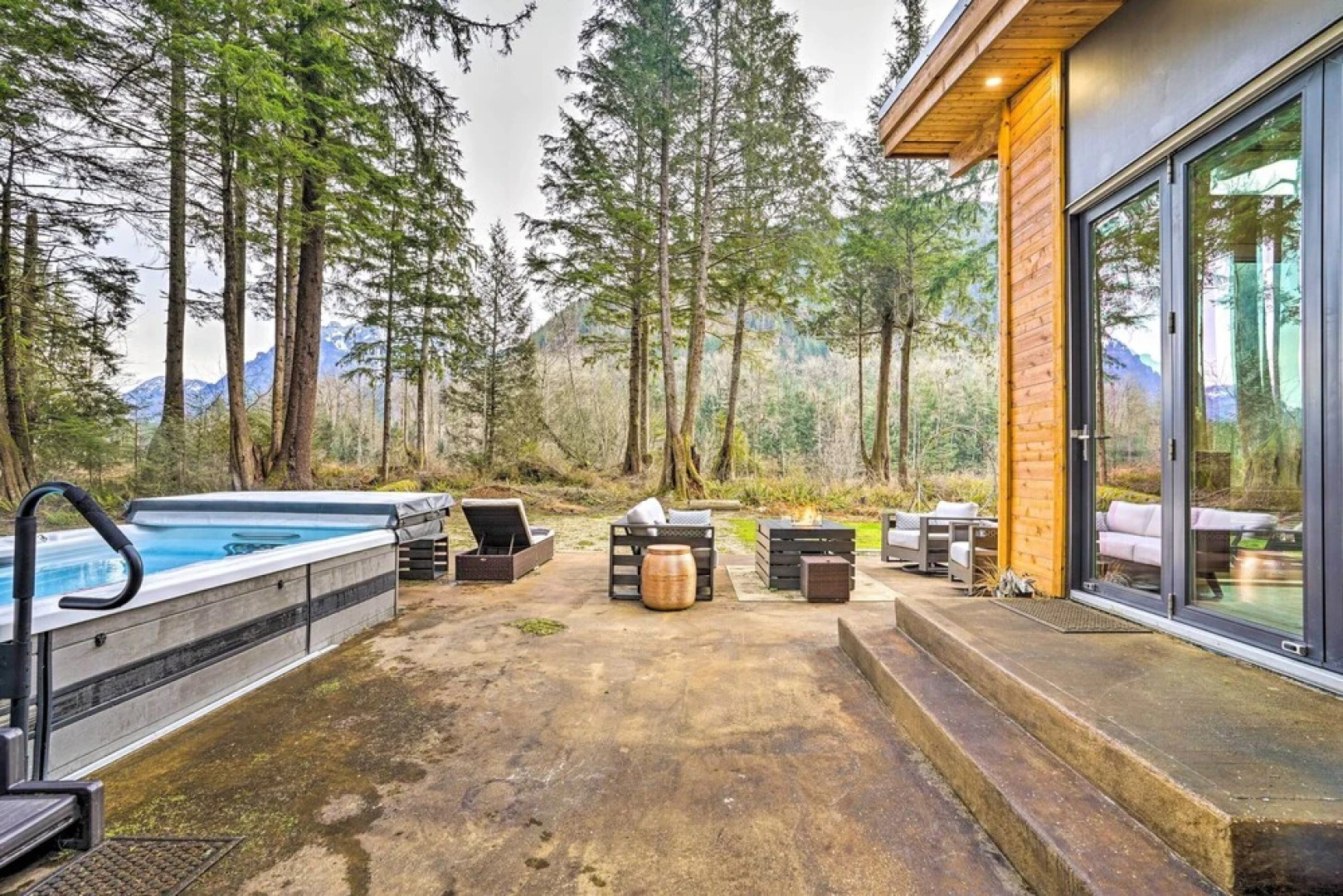 Gold Bar Cabin on Skykomish River: Heated Swim Spa