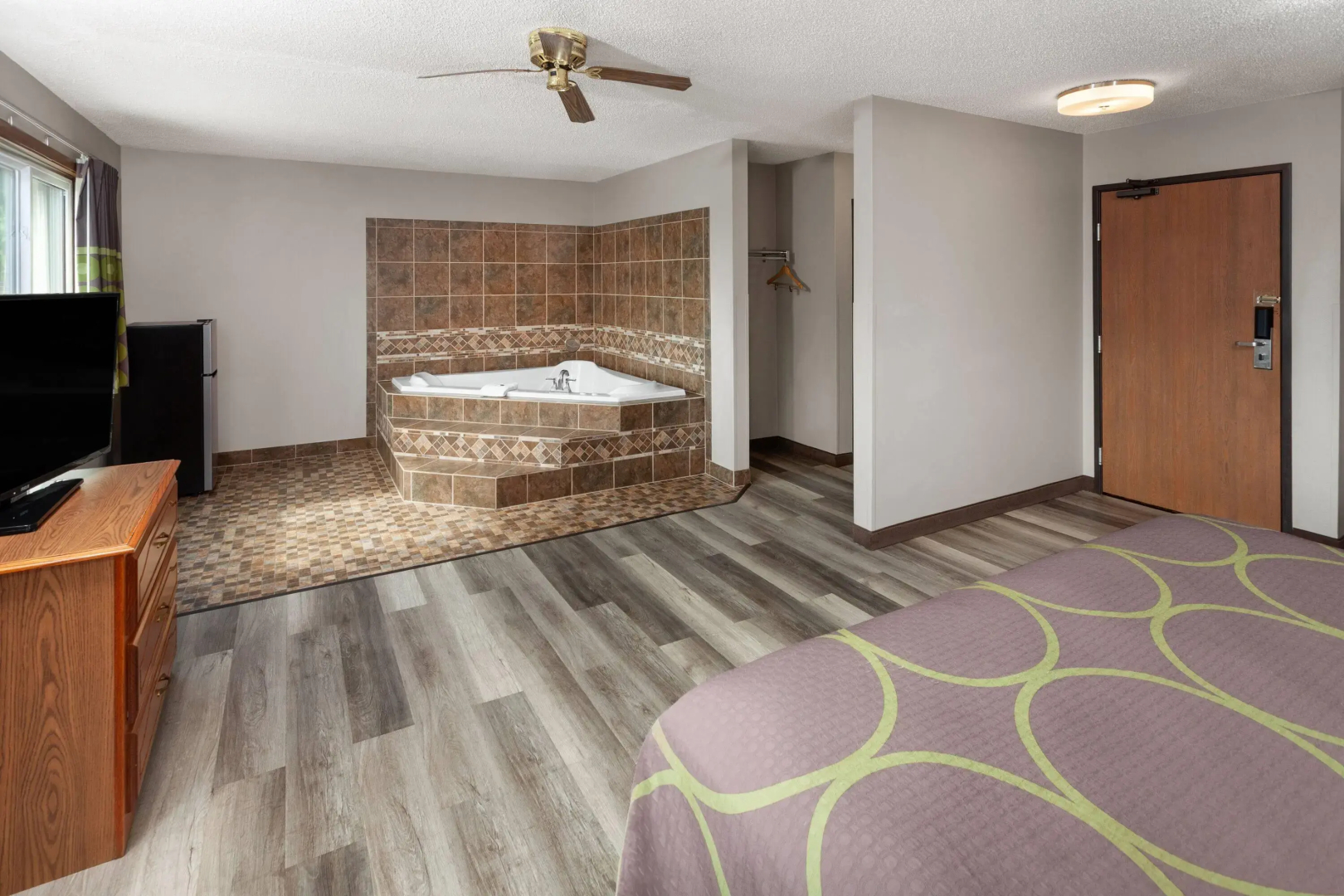Super 8 by Wyndham Green Bay Near Stadium