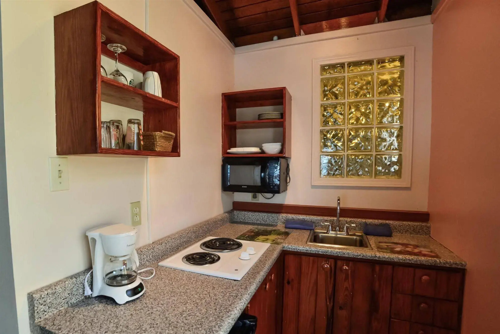 Lemontree Oceanfront Cottages