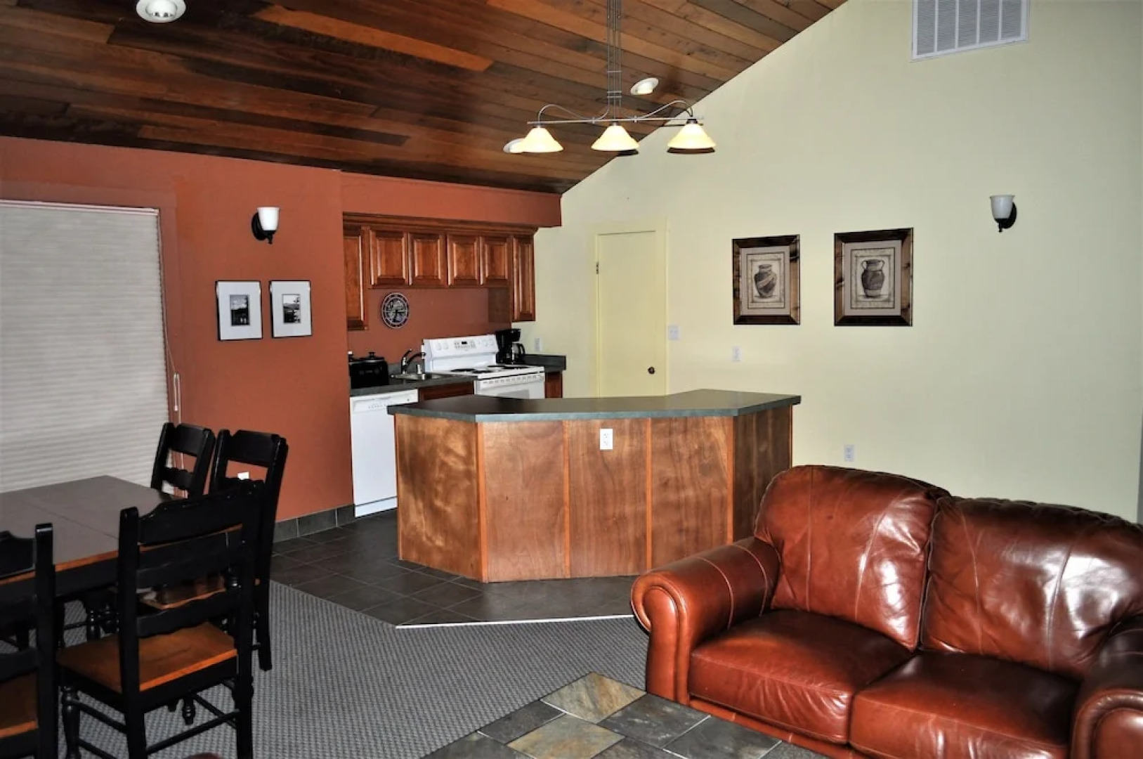 Lake Cliffe 2 Bed 2 Bath Views - 2 Br condo by RedAwning