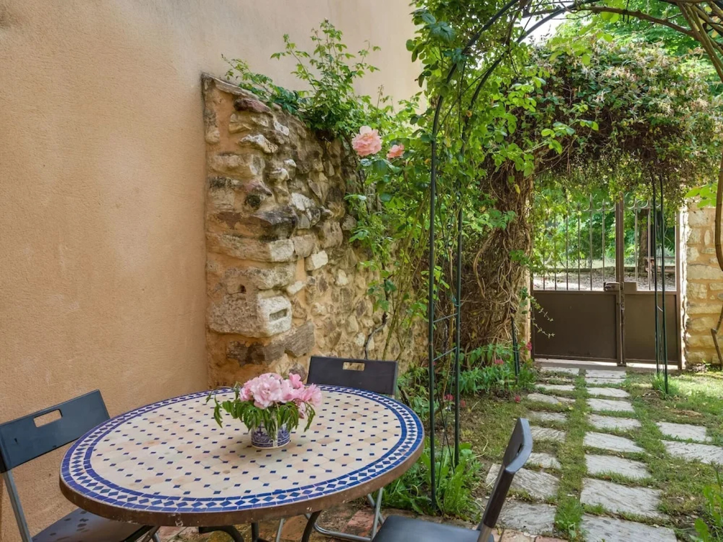 Secluded Holiday Home in Rustrel With Swimming Pool