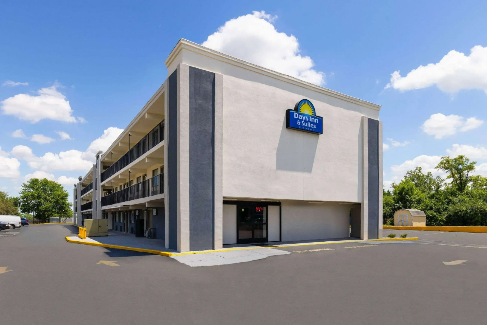 Days Inn & Suites by Wyndham Indianapolis Airport East