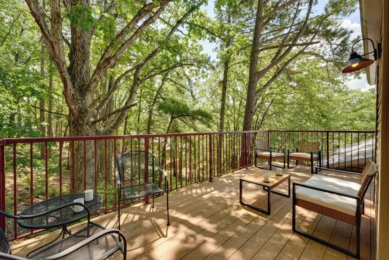 3 Mi to Table Rock Lake: Cozy Cabin in the Woods!