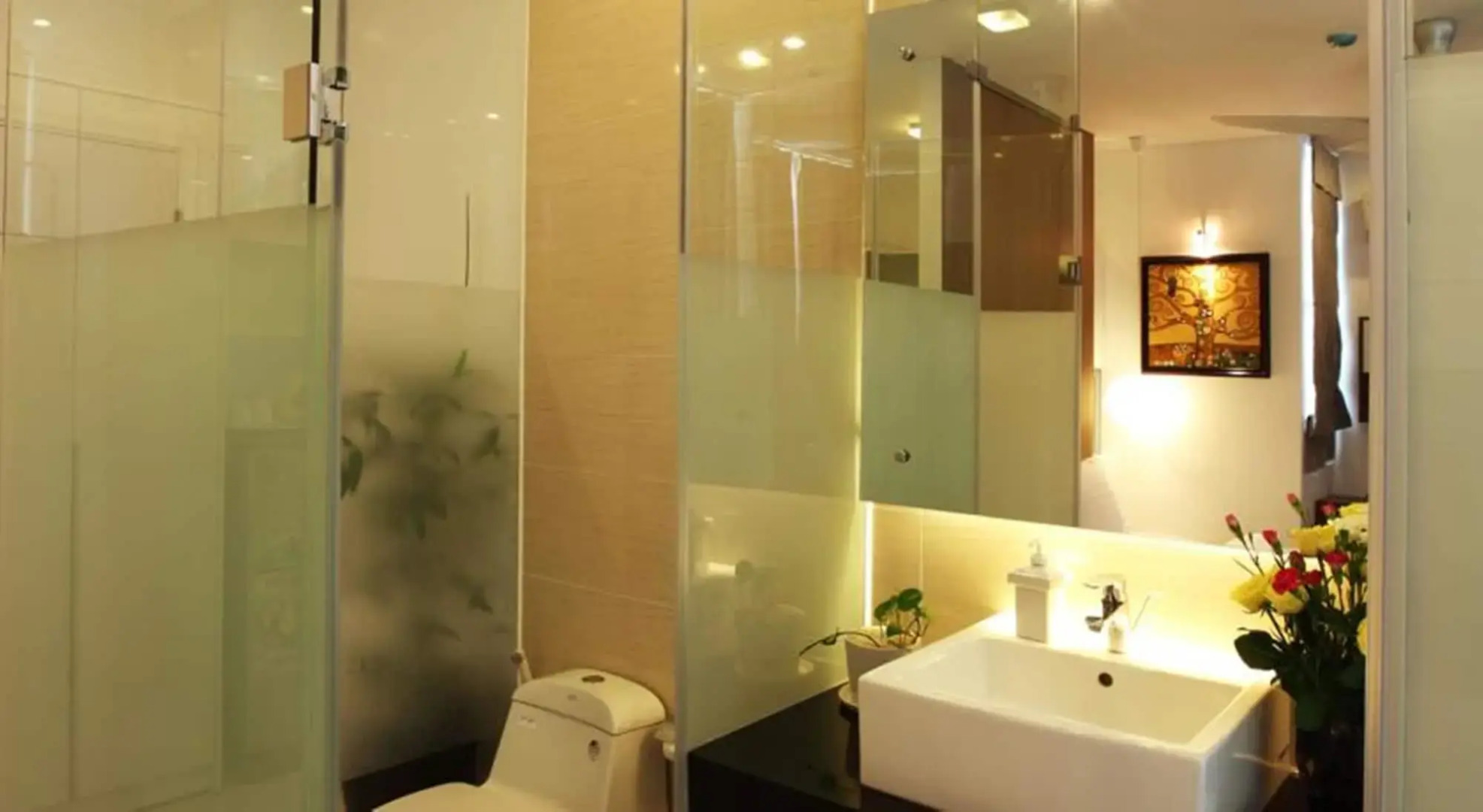 Yellow House Saigon Hotel