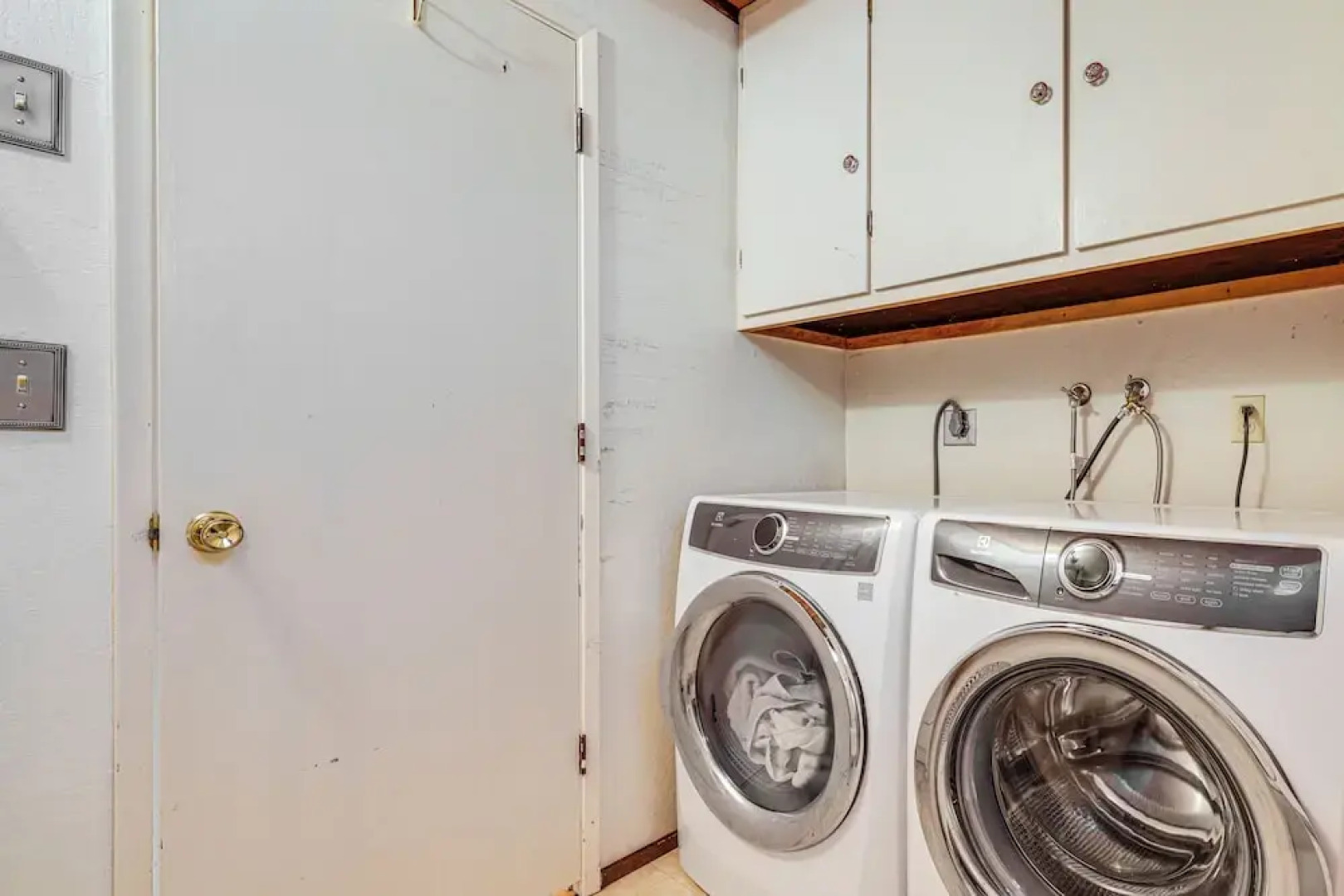 Cabin w/ Deck & Fire Pit in Blue Lake Springs!