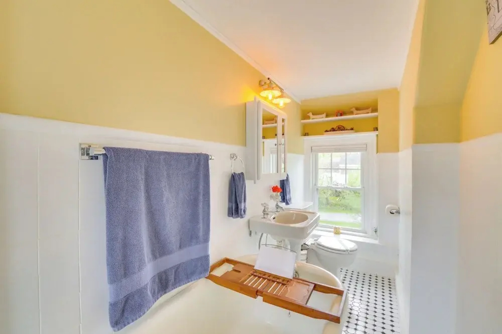 Rockland Home w/ Deck 5 Mins to Historic Downtown!