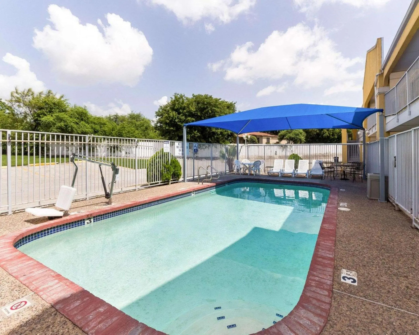 Econo Lodge Inn & Suites San Antonio near Frost Bank Center