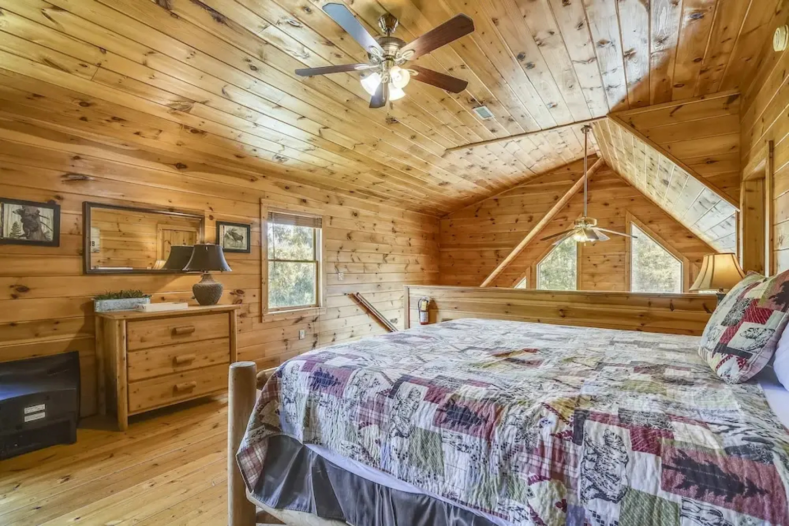 Mountain Serenity 2 Bedroom Cabin by RedAwning