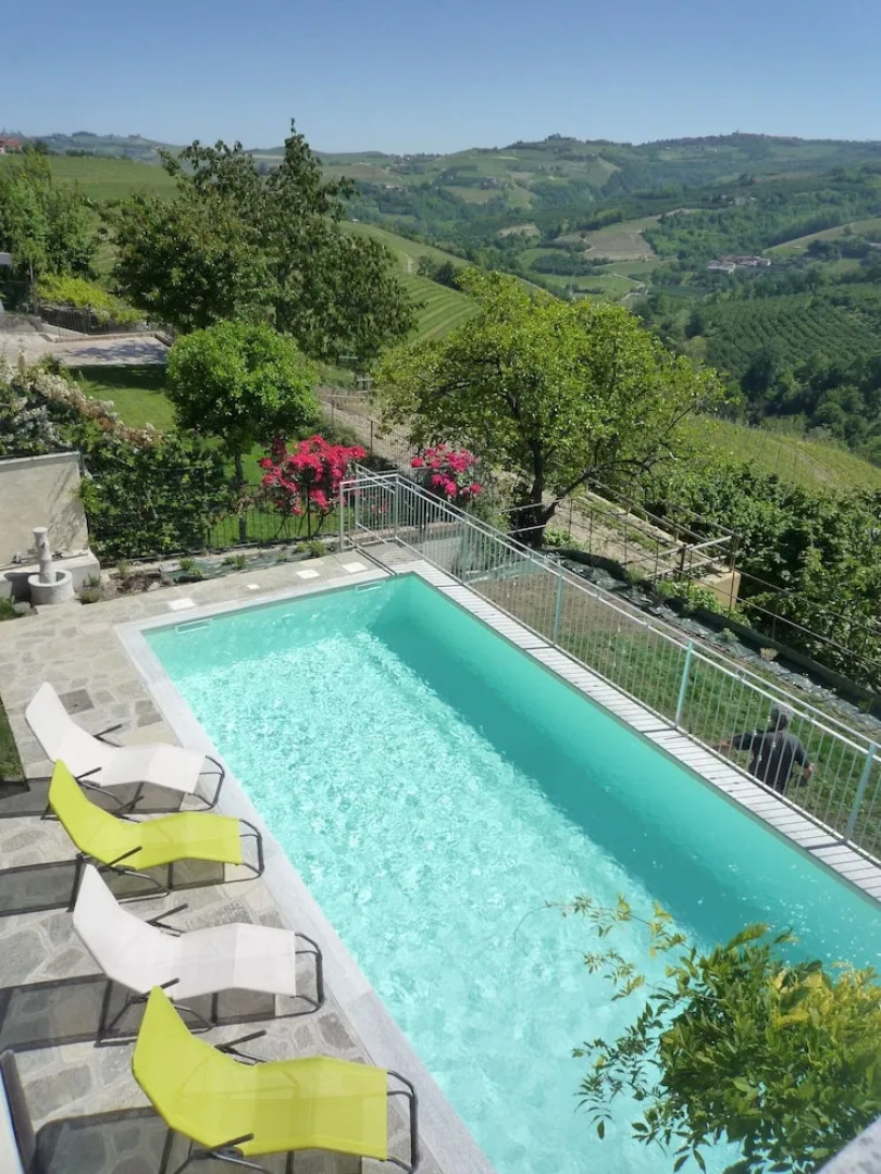 The Vigna del Parroco 2 is a House With two Apartments Located in Serralunga