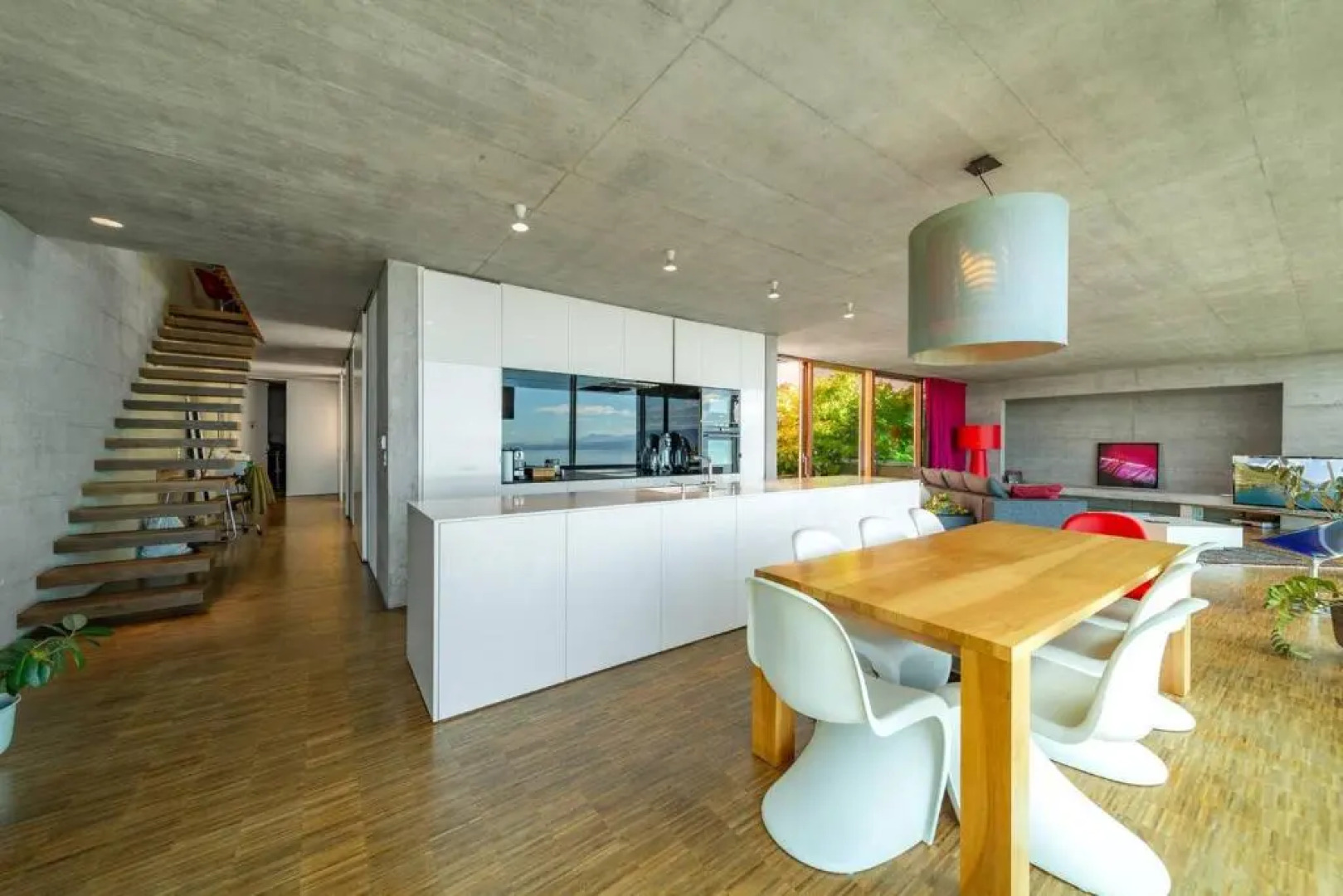 Luxury & Modern 4BD Villa with Panoramic Lake View by GuestLee