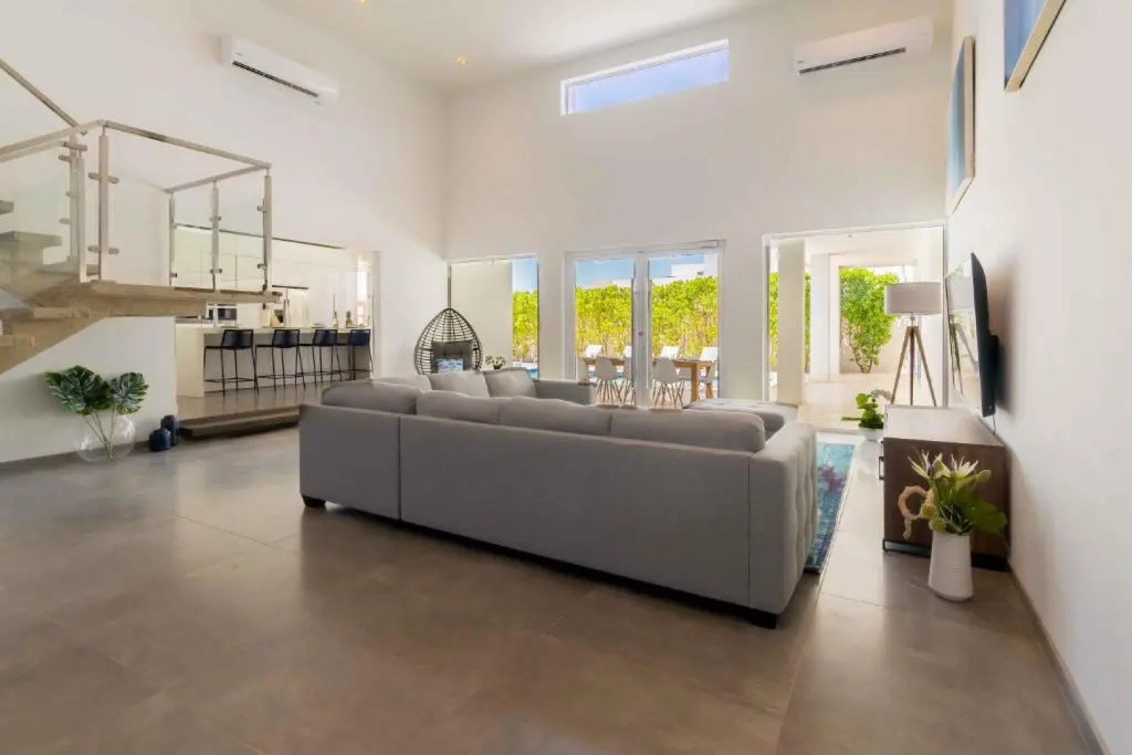 Grand Modern Villa 6-bedroom! Brand New! Heated Jacuzzi!