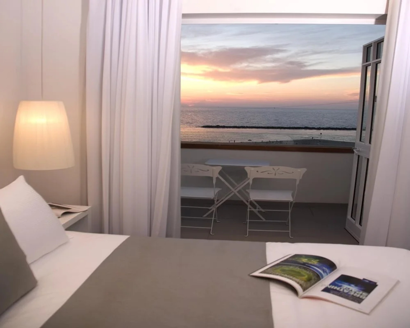 Gordon Hotel & Lounge