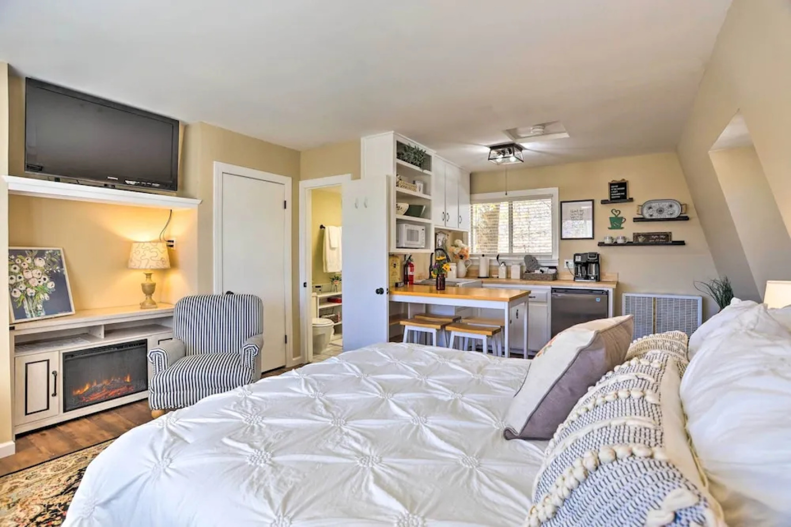 Lake Arrowhead Studio Near Hiking w/ Hot Tub