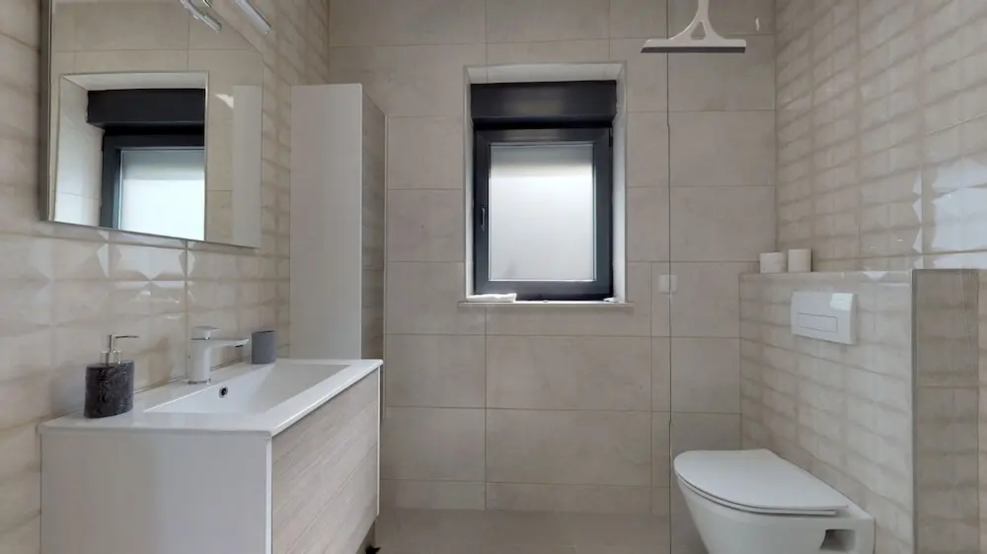 2 Bed House - Sleeps 4 - Hottub - Garden - Parking