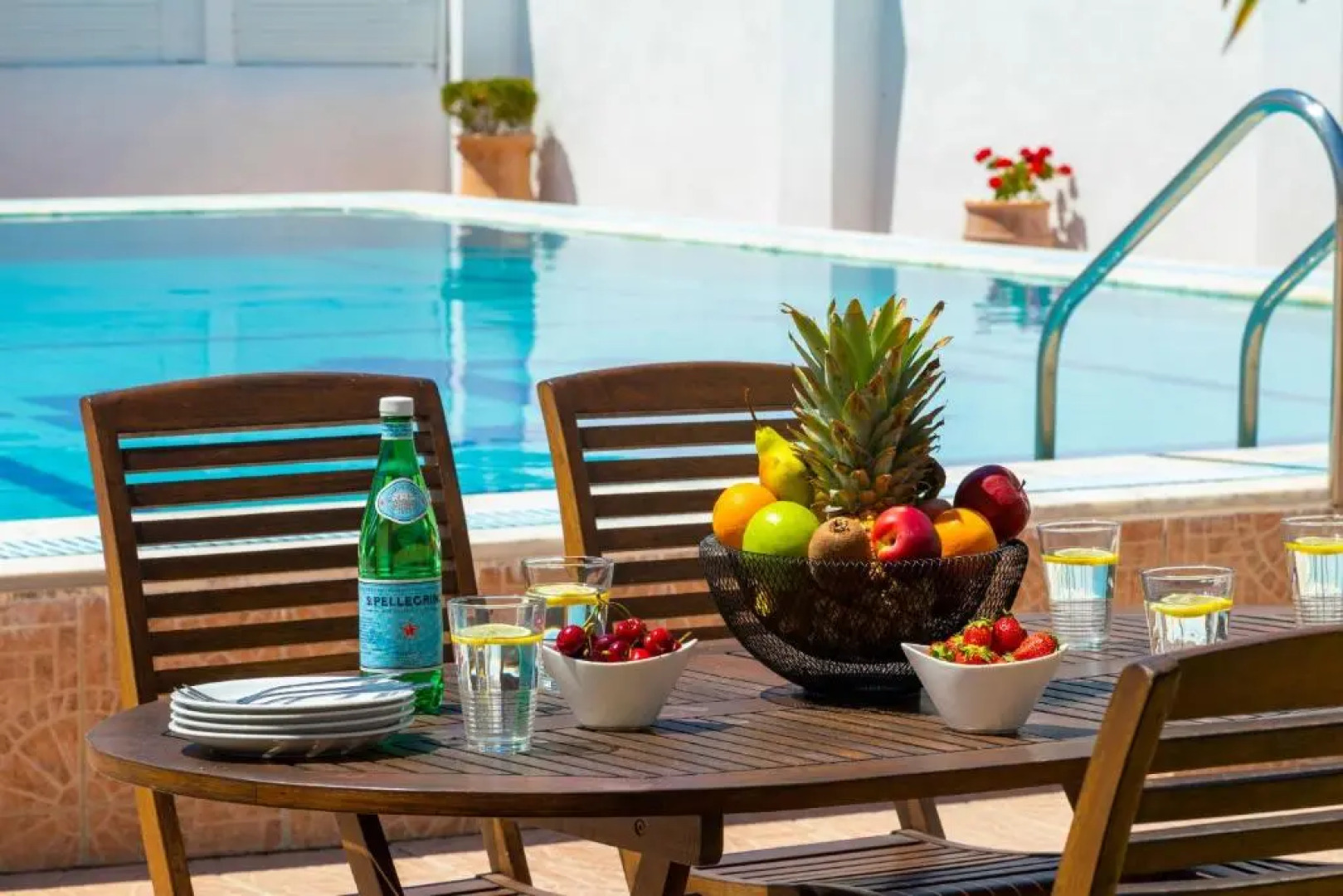 Villa Paradiso: Near beach, superb pool and garden