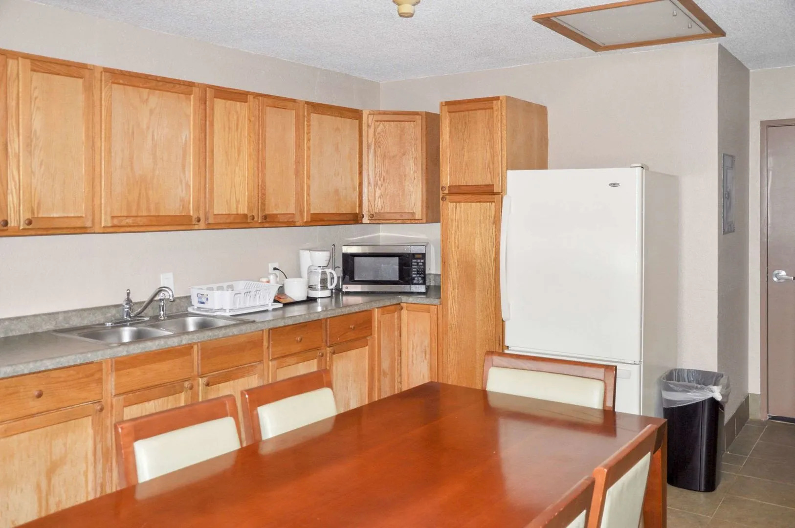 Bison Inn & Suites on University