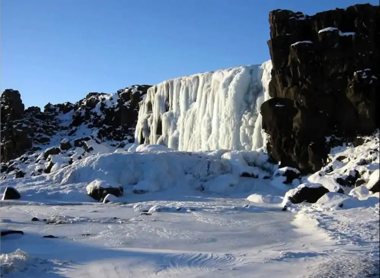 Traditional Cottage with Jacuzzi andLake