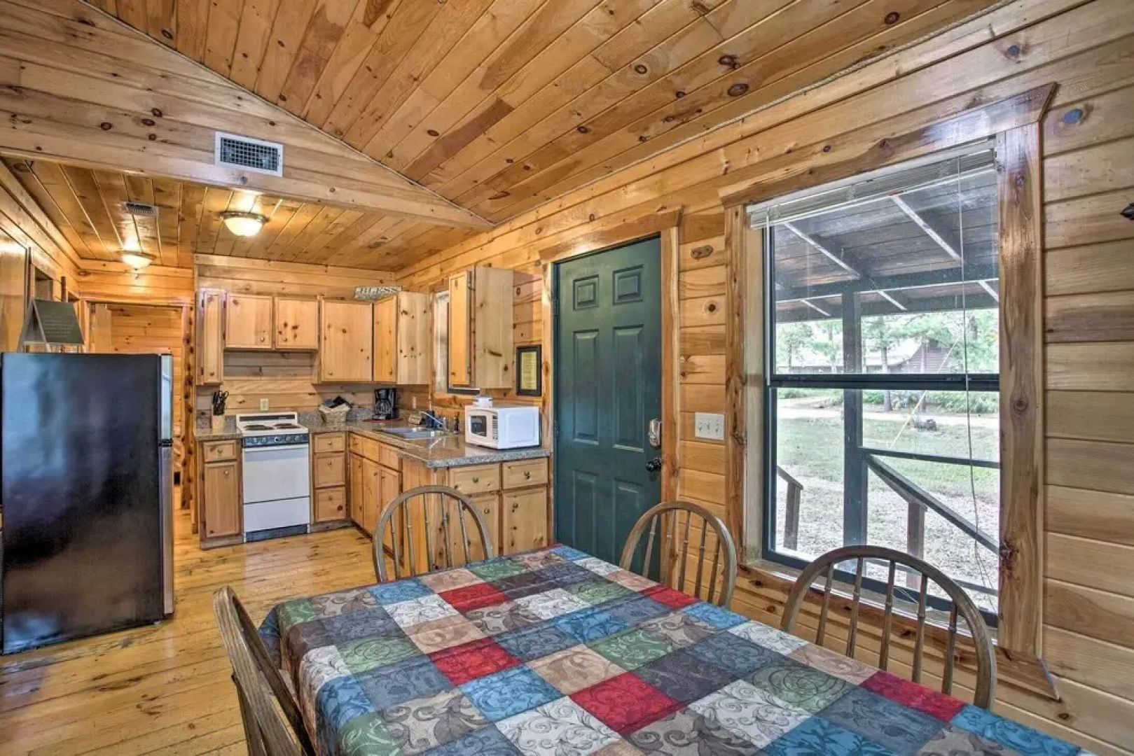 Cozy Starlight Cabin: 6 Miles to Beavers Bend!