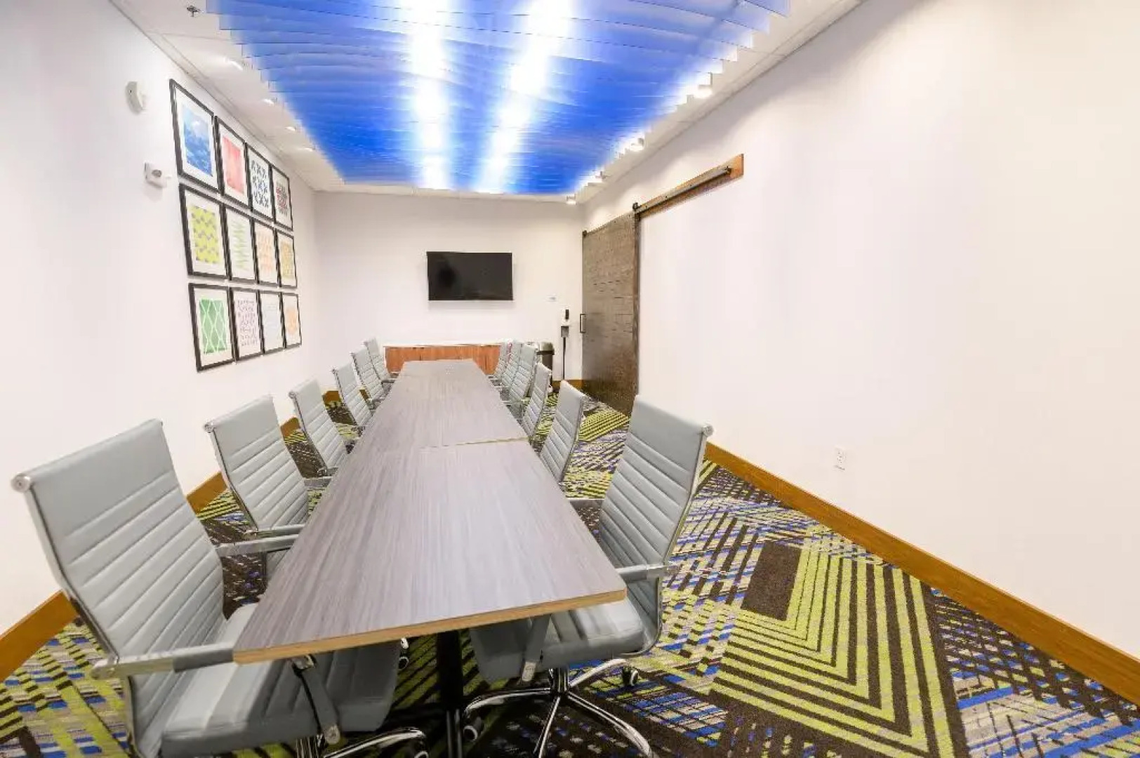 Holiday Inn Express & Suites Dayton East - Beavercreek by IHG