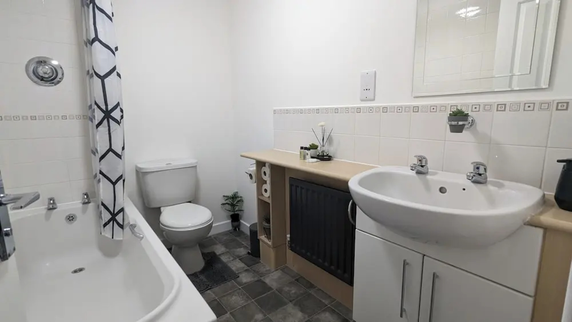 Burnley Entire House 4-bedrooms-sleeps 6-driveway