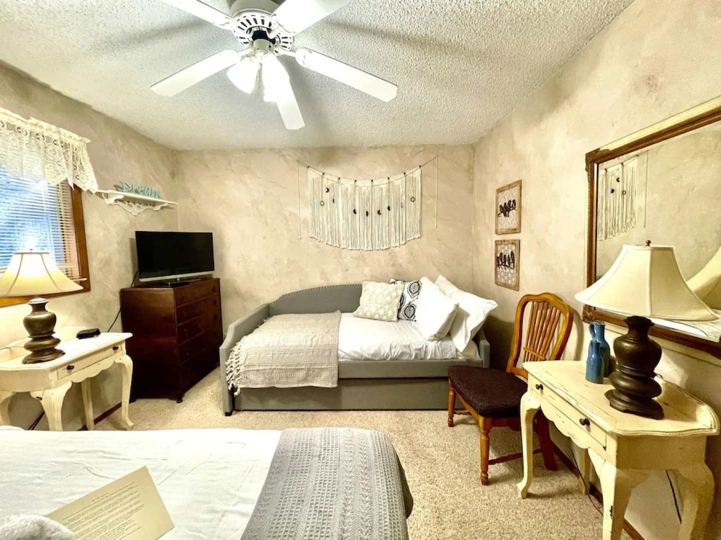 Forest view, log-sided two bedroom, two bath condo on Lake Ouachita. 2 Condo by RedAwning