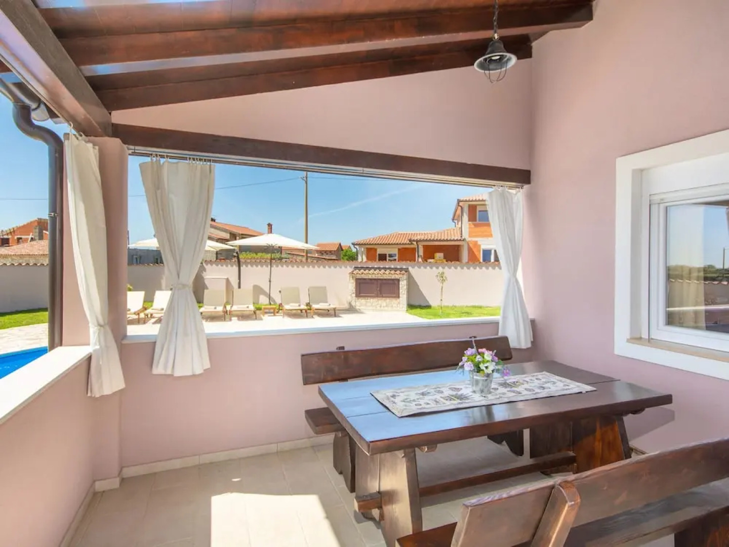 Villa With Large Garden and Pool, Ideal for 8 People, Only 10 Minutes Pula