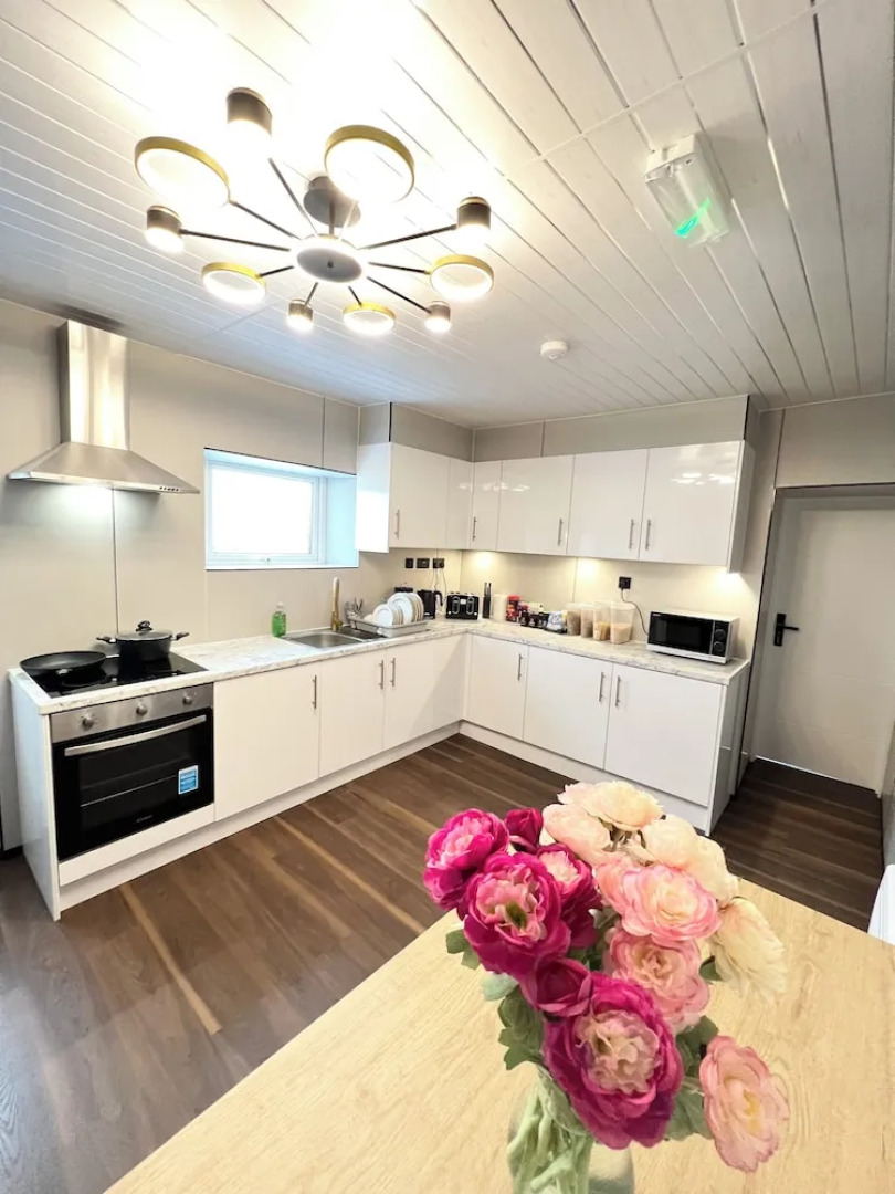 OYO Welsh Holiday Accommodation - Modern Stay