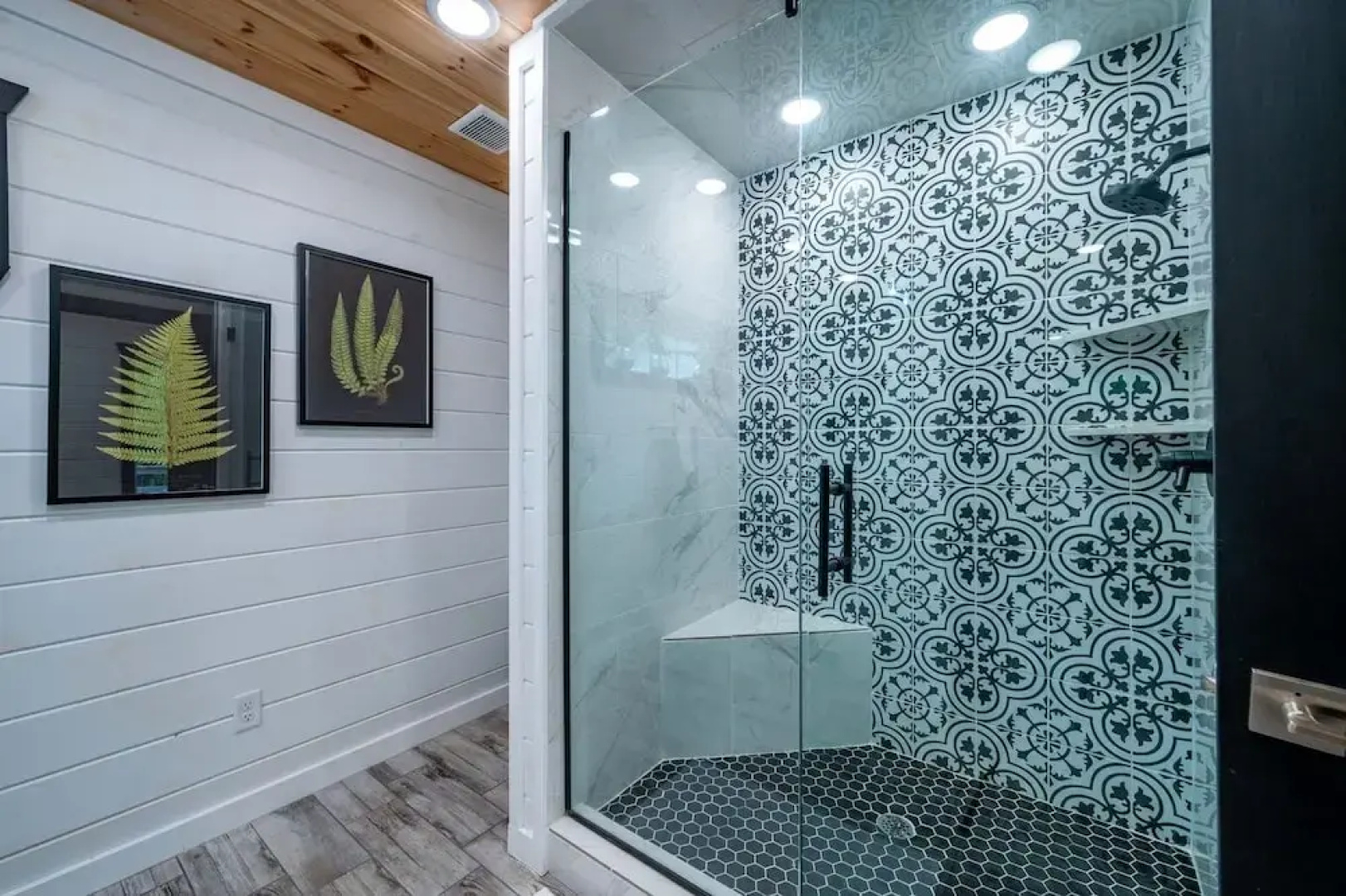 Sugar Hill Newly Remodeled includes Fully Supplied Kitchen and Hot Tub by RedAwning