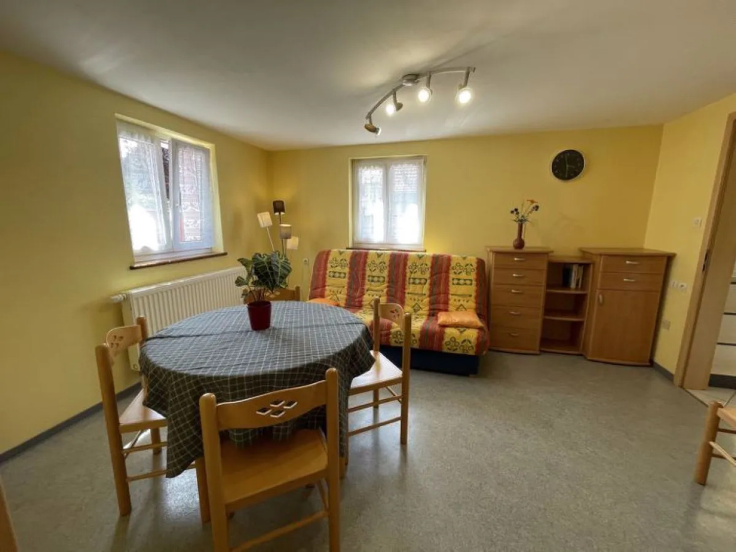 Résidence jaune et rose 36845