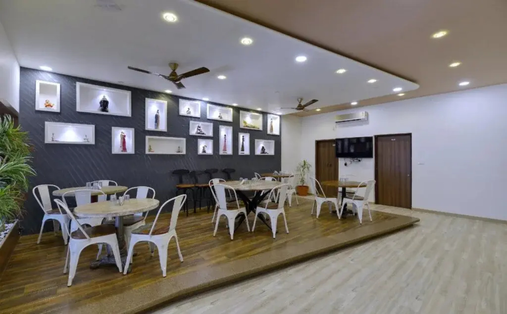 OYO 3422 Hotel Golden Berry